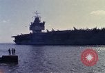 Immagine di USS Enterprise alla porta dopo il fuoco Pearl Harbor Hawaii USA, 1969, secondo 23 filmato di repertorio 65675031056
