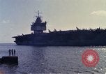 Immagine di USS Enterprise alla porta dopo il fuoco Pearl Harbor Hawaii USA, 1969, secondo 24 filmato di repertorio 65675031056