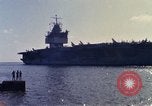 Immagine di USS Enterprise alla porta dopo il fuoco Pearl Harbor Hawaii USA, 1969, secondo 25 filmato di repertorio 65675031056