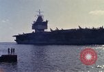 Immagine di USS Enterprise alla porta dopo il fuoco Pearl Harbor Hawaii USA, 1969, secondo 26 filmato di repertorio 65675031056