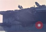 Immagine di USS Enterprise alla porta dopo il fuoco Pearl Harbor Hawaii USA, 1969, secondo 28 filmato di repertorio 65675031056
