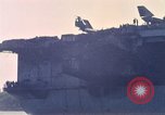 Immagine di USS Enterprise alla porta dopo il fuoco Pearl Harbor Hawaii USA, 1969, secondo 29 filmato di repertorio 65675031056