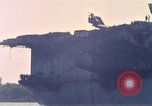 Immagine di USS Enterprise alla porta dopo il fuoco Pearl Harbor Hawaii USA, 1969, secondo 31 filmato di repertorio 65675031056