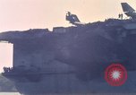 Immagine di USS Enterprise alla porta dopo il fuoco Pearl Harbor Hawaii USA, 1969, secondo 32 filmato di repertorio 65675031056