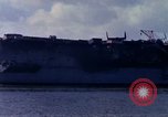 Immagine di USS Enterprise alla porta dopo il fuoco Pearl Harbor Hawaii USA, 1969, secondo 38 filmato di repertorio 65675031056