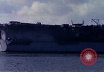 Immagine di USS Enterprise alla porta dopo il fuoco Pearl Harbor Hawaii USA, 1969, secondo 39 filmato di repertorio 65675031056