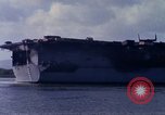 Immagine di USS Enterprise alla porta dopo il fuoco Pearl Harbor Hawaii USA, 1969, secondo 42 filmato di repertorio 65675031056