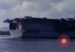 Immagine di USS Enterprise alla porta dopo il fuoco Pearl Harbor Hawaii USA, 1969, secondo 43 filmato di repertorio 65675031056