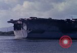 Immagine di USS Enterprise alla porta dopo il fuoco Pearl Harbor Hawaii USA, 1969, secondo 44 filmato di repertorio 65675031056