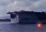 Immagine di USS Enterprise alla porta dopo il fuoco Pearl Harbor Hawaii USA, 1969, secondo 45 filmato di repertorio 65675031056