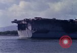 Immagine di USS Enterprise alla porta dopo il fuoco Pearl Harbor Hawaii USA, 1969, secondo 46 filmato di repertorio 65675031056