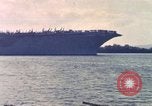 Immagine di USS Enterprise alla porta dopo il fuoco Pearl Harbor Hawaii USA, 1969, secondo 48 filmato di repertorio 65675031056