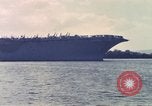 Immagine di USS Enterprise alla porta dopo il fuoco Pearl Harbor Hawaii USA, 1969, secondo 50 filmato di repertorio 65675031056