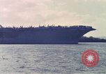Immagine di USS Enterprise alla porta dopo il fuoco Pearl Harbor Hawaii USA, 1969, secondo 52 filmato di repertorio 65675031056