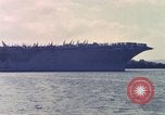 Immagine di USS Enterprise alla porta dopo il fuoco Pearl Harbor Hawaii USA, 1969, secondo 53 filmato di repertorio 65675031056