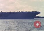 Immagine di USS Enterprise alla porta dopo il fuoco Pearl Harbor Hawaii USA, 1969, secondo 54 filmato di repertorio 65675031056