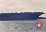 Immagine di USS Enterprise alla porta dopo il fuoco Pearl Harbor Hawaii USA, 1969, secondo 55 filmato di repertorio 65675031056