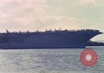 Immagine di USS Enterprise alla porta dopo il fuoco Pearl Harbor Hawaii USA, 1969, secondo 56 filmato di repertorio 65675031056