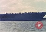 Immagine di USS Enterprise alla porta dopo il fuoco Pearl Harbor Hawaii USA, 1969, secondo 58 filmato di repertorio 65675031056
