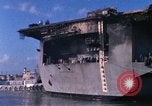 Immagine di USS Enterprise agganciato dopo il fuoco Pearl Harbor Hawaii USA, 1969, secondo 56 filmato di repertorio 65675031057