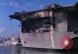 Immagine di USS Enterprise agganciato dopo il fuoco Pearl Harbor Hawaii USA, 1969, secondo 57 filmato di repertorio 65675031057