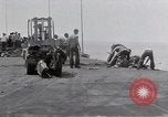 Standbild Cleanup nach USS Forrestal Feuer Golf von Tonkin Vietnam, 1967, aus Sekunde 6 historischem Filmmaterial Videoclip 65675031060