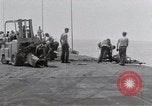 Standbild Cleanup nach USS Forrestal Feuer Golf von Tonkin Vietnam, 1967, aus Sekunde 8 historischem Filmmaterial Videoclip 65675031060