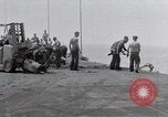 Standbild Cleanup nach USS Forrestal Feuer Golf von Tonkin Vietnam, 1967, aus Sekunde 9 historischem Filmmaterial Videoclip 65675031060