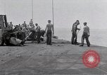 Standbild Cleanup nach USS Forrestal Feuer Golf von Tonkin Vietnam, 1967, aus Sekunde 10 historischem Filmmaterial Videoclip 65675031060