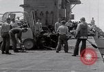 Standbild Cleanup nach USS Forrestal Feuer Golf von Tonkin Vietnam, 1967, aus Sekunde 11 historischem Filmmaterial Videoclip 65675031060