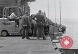 Standbild Cleanup nach USS Forrestal Feuer Golf von Tonkin Vietnam, 1967, aus Sekunde 20 historischem Filmmaterial Videoclip 65675031060