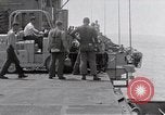 Standbild Cleanup nach USS Forrestal Feuer Golf von Tonkin Vietnam, 1967, aus Sekunde 21 historischem Filmmaterial Videoclip 65675031060