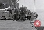 Standbild Cleanup nach USS Forrestal Feuer Golf von Tonkin Vietnam, 1967, aus Sekunde 25 historischem Filmmaterial Videoclip 65675031060