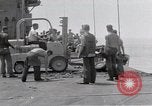 Standbild Cleanup nach USS Forrestal Feuer Golf von Tonkin Vietnam, 1967, aus Sekunde 28 historischem Filmmaterial Videoclip 65675031060
