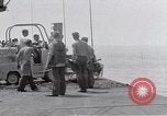 Standbild Cleanup nach USS Forrestal Feuer Golf von Tonkin Vietnam, 1967, aus Sekunde 31 historischem Filmmaterial Videoclip 65675031060