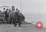 Standbild Cleanup nach USS Forrestal Feuer Golf von Tonkin Vietnam, 1967, aus Sekunde 33 historischem Filmmaterial Videoclip 65675031060