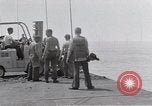 Standbild Cleanup nach USS Forrestal Feuer Golf von Tonkin Vietnam, 1967, aus Sekunde 35 historischem Filmmaterial Videoclip 65675031060