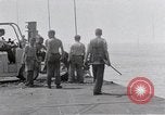 Standbild Cleanup nach USS Forrestal Feuer Golf von Tonkin Vietnam, 1967, aus Sekunde 36 historischem Filmmaterial Videoclip 65675031060
