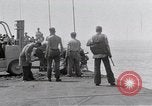 Standbild Cleanup nach USS Forrestal Feuer Golf von Tonkin Vietnam, 1967, aus Sekunde 37 historischem Filmmaterial Videoclip 65675031060