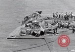 Standbild USS Forrestal Aufräumarbeiten nach Brand Golf von Tonkin Vietnam, 1967, aus Sekunde 20 historischem Filmmaterial Videoclip 65675031061