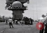 Standbild USS Forrestal Feuer cleanup Golf von Tonkin Vietnam, 1967, aus Sekunde 39 historischem Filmmaterial Videoclip 65675031062