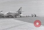 Standbild USS Forrestal Feuer cleanup Golf von Tonkin Vietnam, 1967, aus Sekunde 58 historischem Filmmaterial Videoclip 65675031062