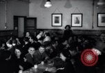 Standbild Juden Notunterkünfte London England, 1938, aus Sekunde 25 historischem Filmmaterial Videoclip 65675031073