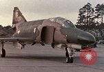 Standbild F-4E Flugzeug und Besatzung Vorbereitung und Start von Air Base Ramstein Ramstein Deutschland, 1969, aus Sekunde 15 historischem Filmmaterial Videoclip 65675031085