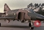 Standbild F-4E Flugzeug und Besatzung Vorbereitung und Start von Air Base Ramstein Ramstein Deutschland, 1969, aus Sekunde 16 historischem Filmmaterial Videoclip 65675031085