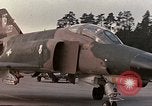 Standbild F-4E Flugzeug und Besatzung Vorbereitung und Start von Air Base Ramstein Ramstein Deutschland, 1969, aus Sekunde 17 historischem Filmmaterial Videoclip 65675031085