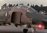 Standbild F-4E Flugzeug und Besatzung Vorbereitung und Start von Air Base Ramstein Ramstein Deutschland, 1969, aus Sekunde 18 historischem Filmmaterial Videoclip 65675031085