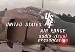 Standbild F-4E Flugzeug und Besatzung Vorbereitung und Start von Air Base Ramstein Ramstein Deutschland, 1969, aus Sekunde 19 historischem Filmmaterial Videoclip 65675031085