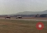 Standbild F-4E Flugzeug und Besatzung Vorbereitung und Start von Air Base Ramstein Ramstein Deutschland, 1969, aus Sekunde 28 historischem Filmmaterial Videoclip 65675031085