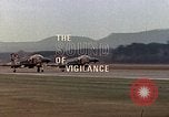 Standbild F-4E Flugzeug und Besatzung Vorbereitung und Start von Air Base Ramstein Ramstein Deutschland, 1969, aus Sekunde 29 historischem Filmmaterial Videoclip 65675031085
